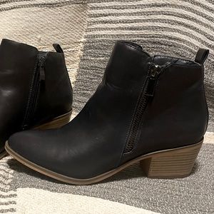 Navy blue ankle booties